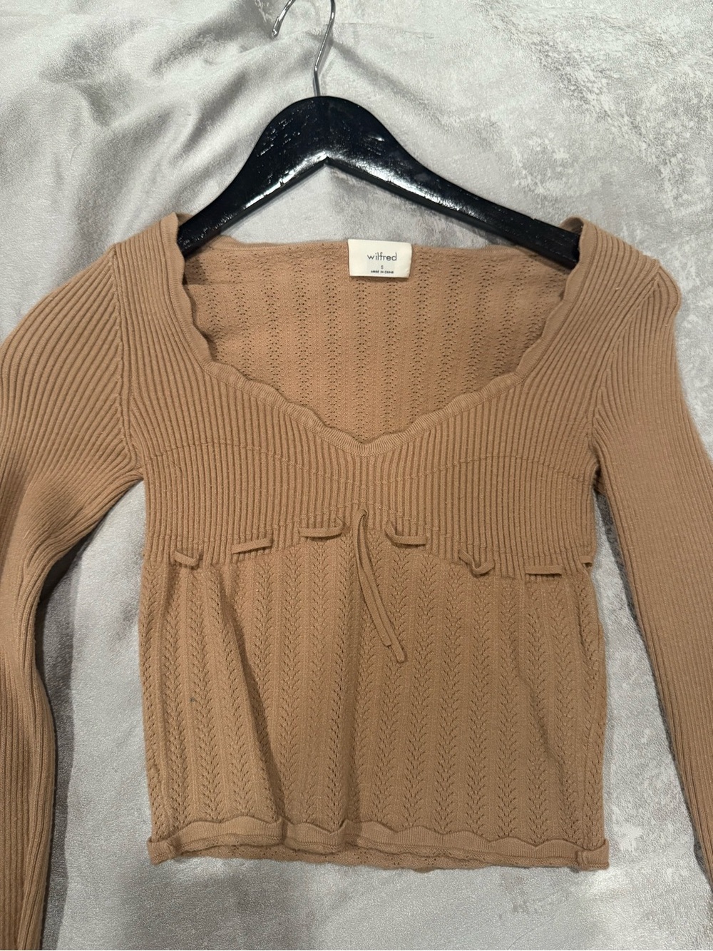 Wilfred Camel Ribbed Scallop V-Neck Long Sleeve Top